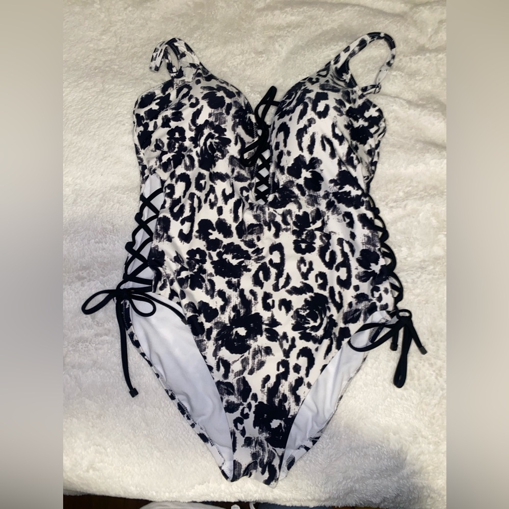 ✨LAST CHANCE✨ Bar III Macys one piece leopard size large